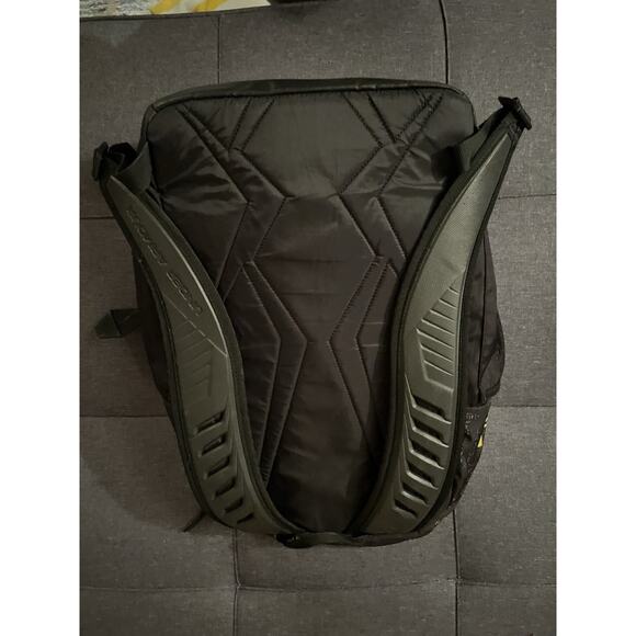 Under Armour Unisex-Adult Stephen Curry 30 Undeniable Backpack, Black and Yellow - Picture 8 of 9